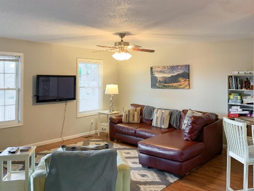 4 Bedrooms Country Home image 32